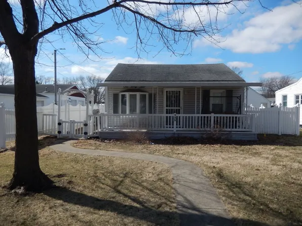 135 N Clinton Ave, Bradley, IL 60915