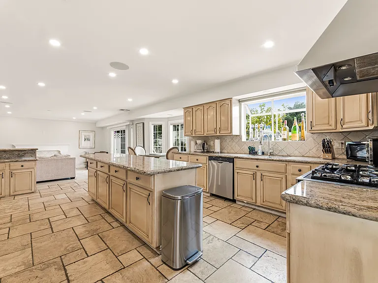 Gladiola Dr — Photo 10