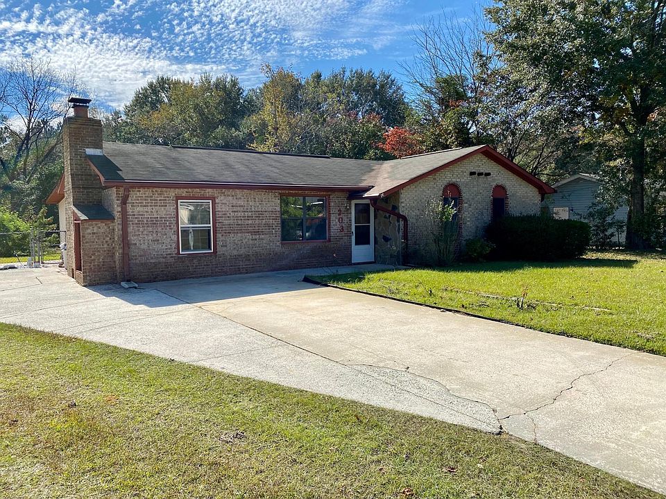 Front View/Driveway