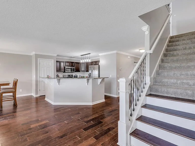 94 Lake Shore Blvd — Photo 25