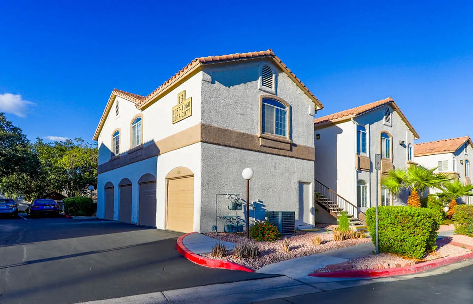 2 Bedroom 2nd Floor West Vegas Condo With 1 Car Garage — Photo 3
