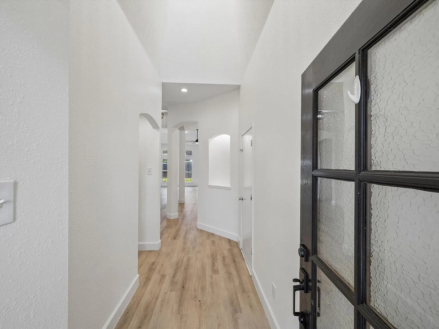 3 bed, 2.0 bath, 2018 sqft, $2,800 — Photo 3