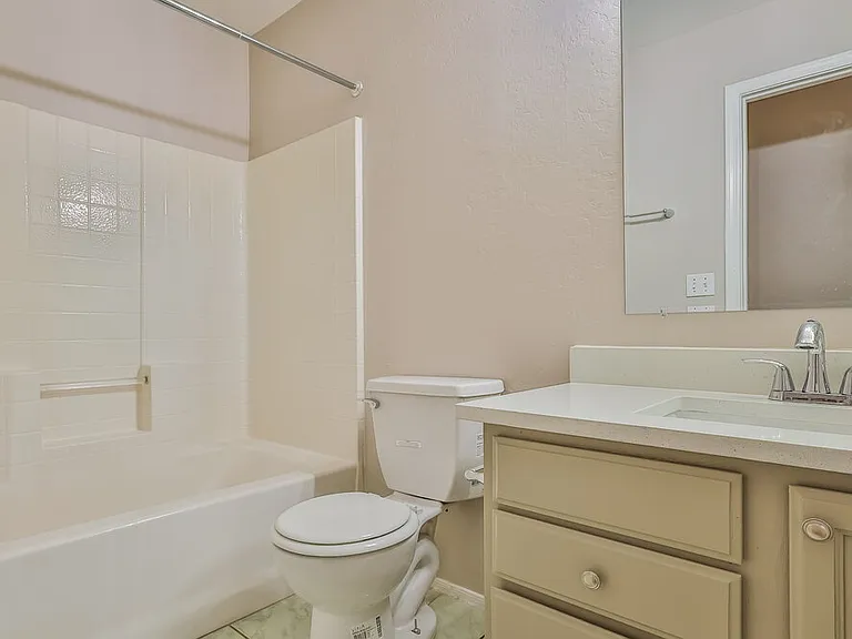 942 E Whitten St — Photo 15