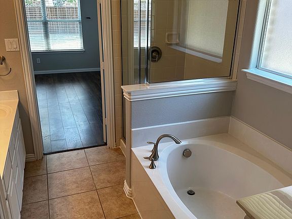 4th image of 10301 Cochron Dr