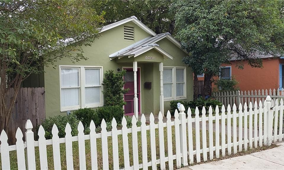 Charming stucco cottage. On a corner so only one neighbor. Fence front and back yards. One block off S. Congress entertainment district, restaurants, shops, music. South Congress is the ''destination'' spot in Austin just South downtown.