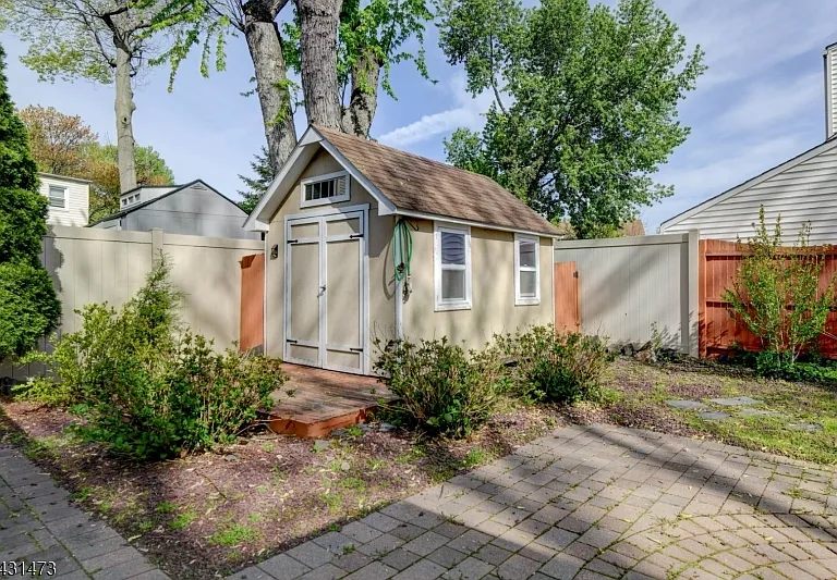 72 Colonial Dr — Photo 42