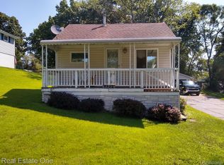 8952 Vinewood Ave, Clarkston, MI 48348