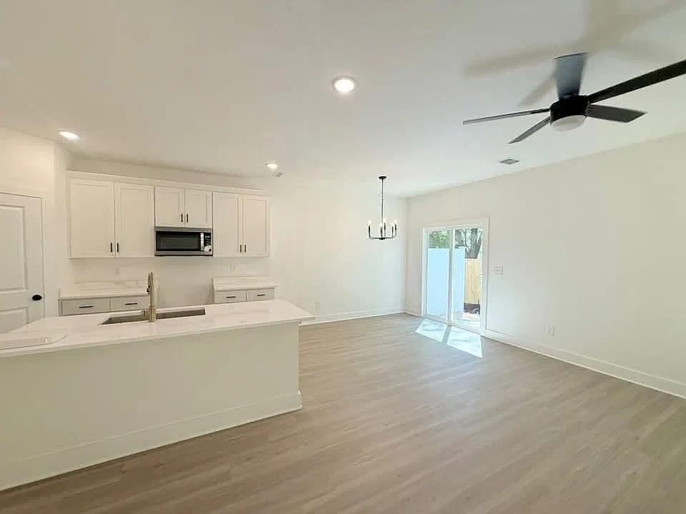 4 bed, 2.5 bath, 2000 sqft, $2,250 — Photo 2