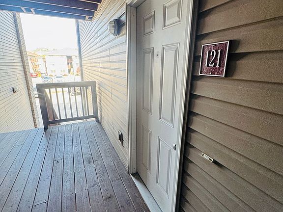 3rd image of 121 Creekside Dr