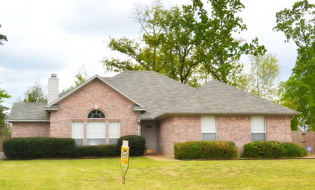 1st image of 901 Lindsey Ln