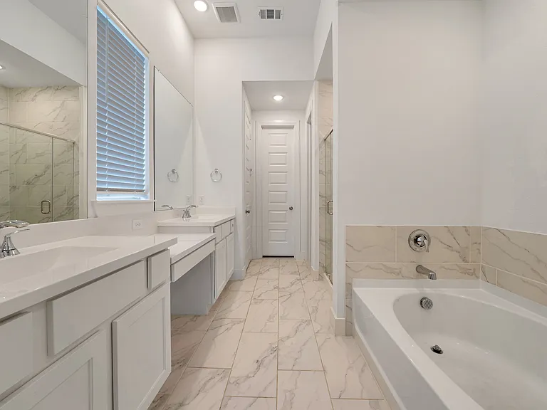 1429 Bluebonnet Ln — Photo 16