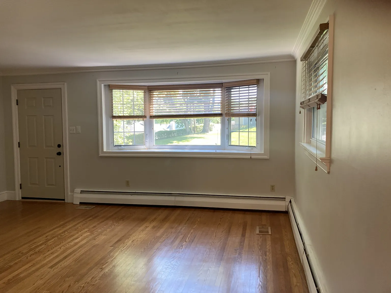 3 bed, 1.5 bath, 1561 sqft, $3,000 — Photo 2