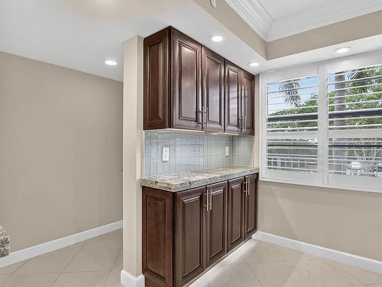 6061 Balboa Cir #206 — Photo 9