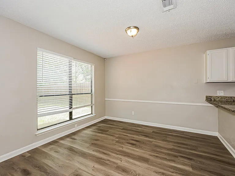 1804 Lincolnshire Way — Photo 7