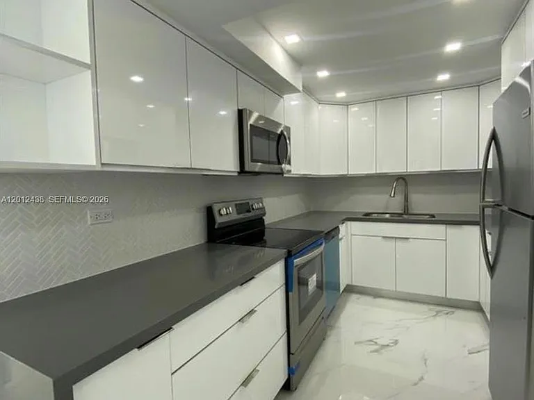 6039 Collins Ave #1033 — Photo 4