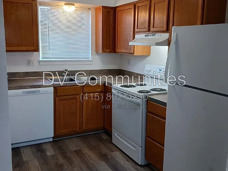 389 NE 10th St #12 — Photo 5