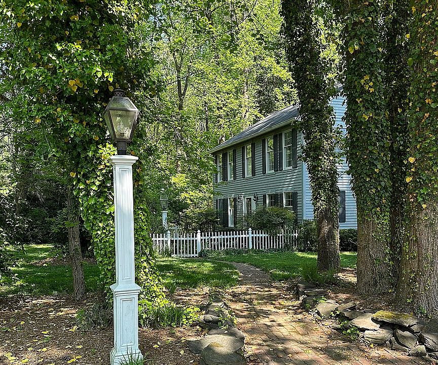 HANSEL & GRETEL ARE MOVING