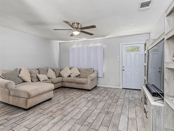 3rd image of 513 Pamela Dr