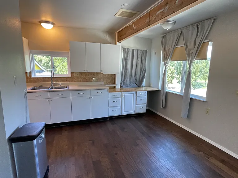 1129 Pleasant Ave — Photo 3