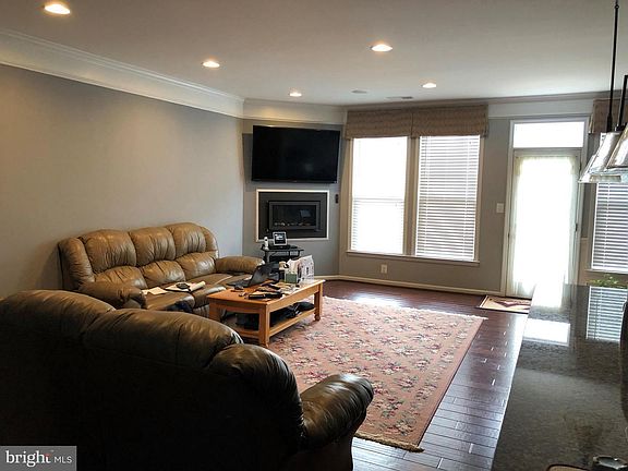 3rd image of 42350 Benfold Sq