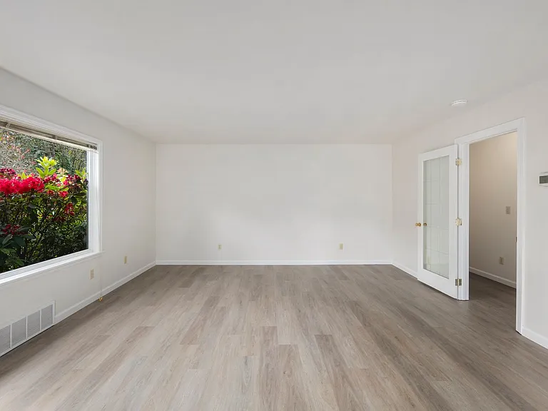 295 NE Alder St — Photo 9