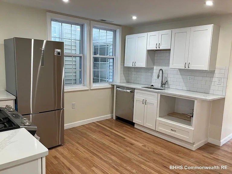 83 Moreland St — Photo 2