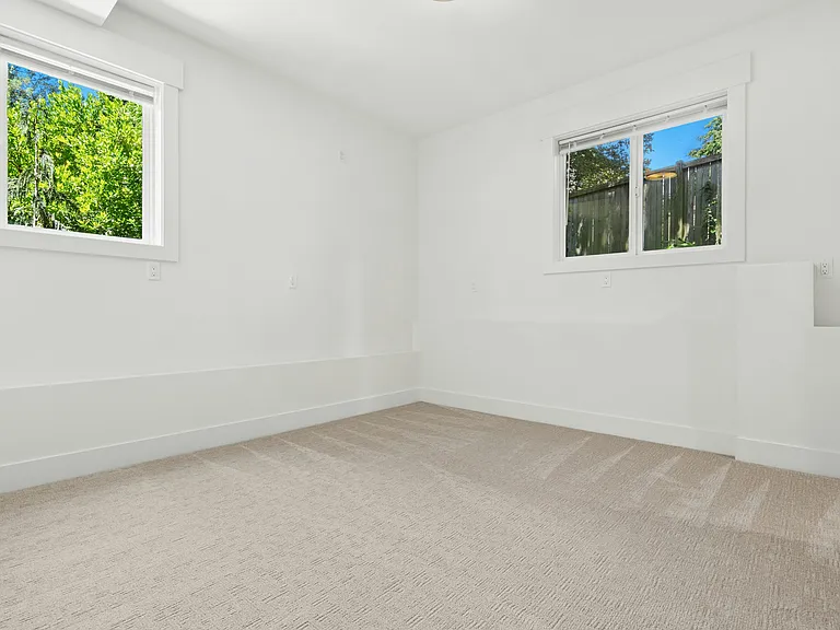 634 11th Ave — Photo 31