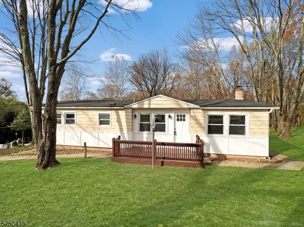 27 Overlook Dr, High Bridge Boro, NJ 08829