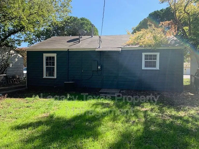 442 Bales St — Photo 8