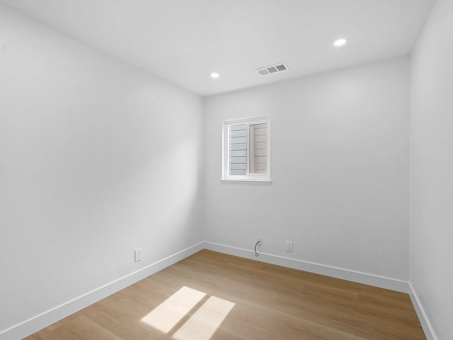 4 bed, 3.0 bath, 2174 sqft, $5,995 — Photo 3