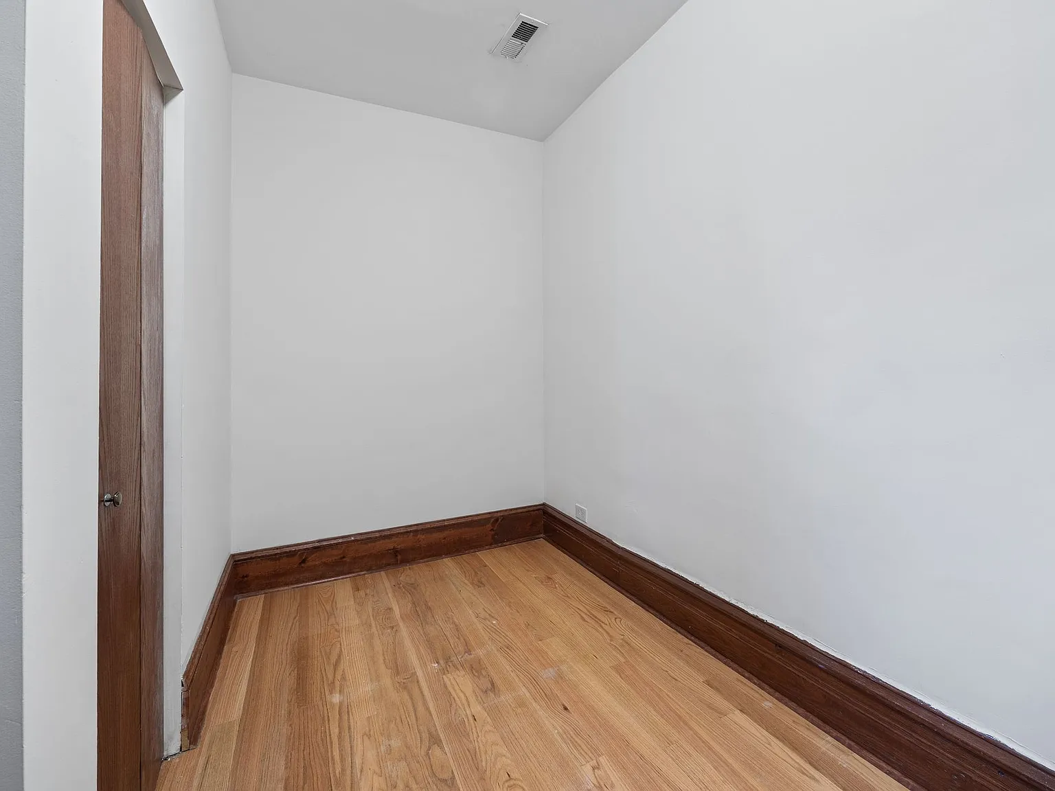 4 bed, 2500 sqft, $5,200 — Photo 4