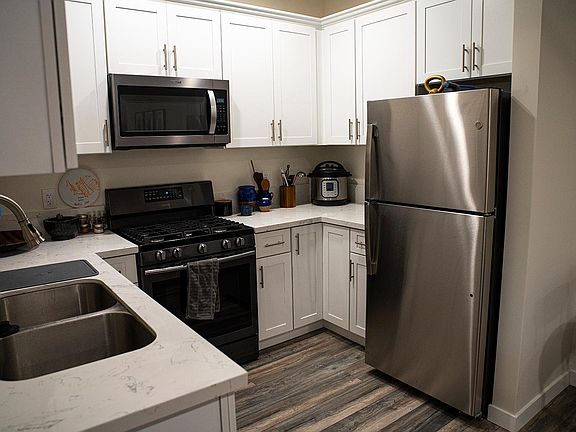 5th image of 662 S Marengo Ave