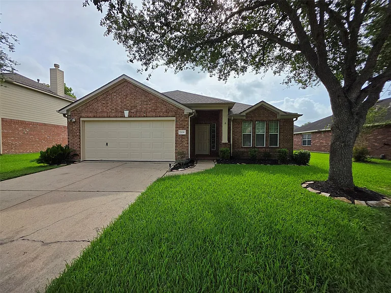 2108 Goldfinch Ln — Photo 1