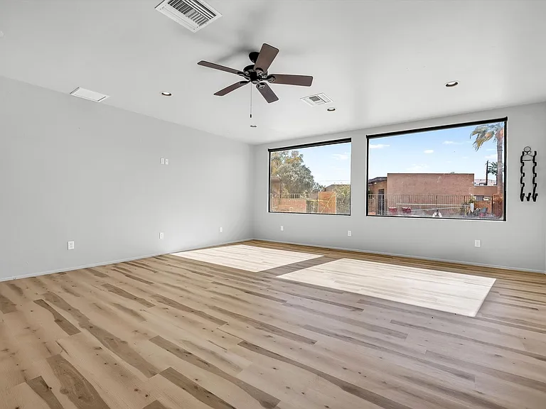 Riverside Suites — Photo 33