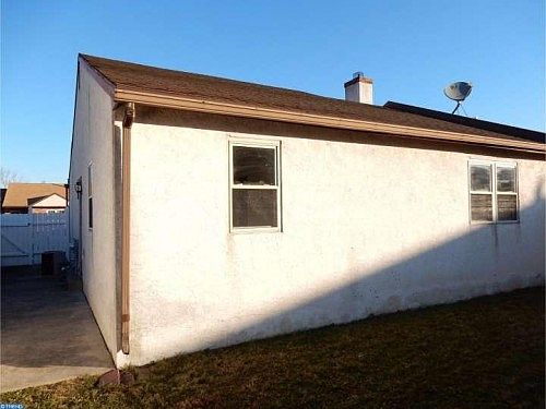 3rd image of 412 Essington Ave