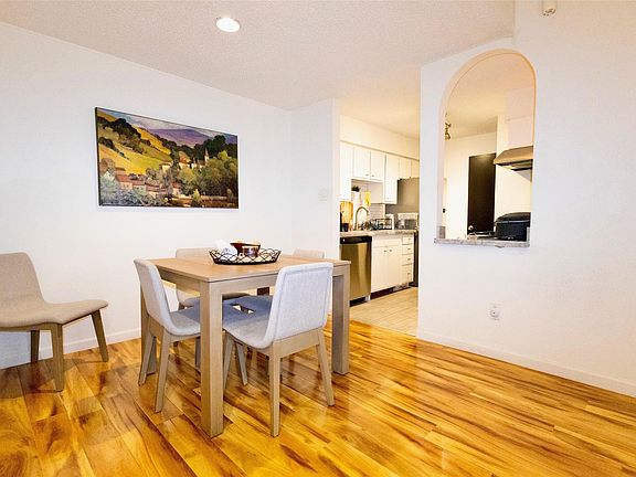 5th image of 2125 Augusta Dr APT 1