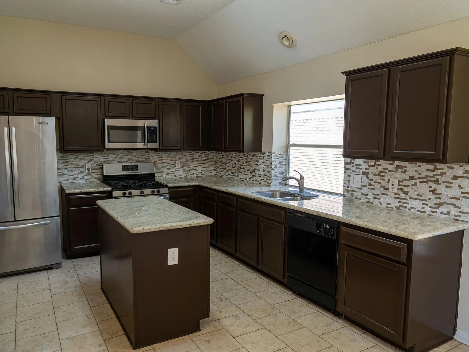 3 bed, 2.0 bath, 1678 sqft, $2,100 — Photo 3