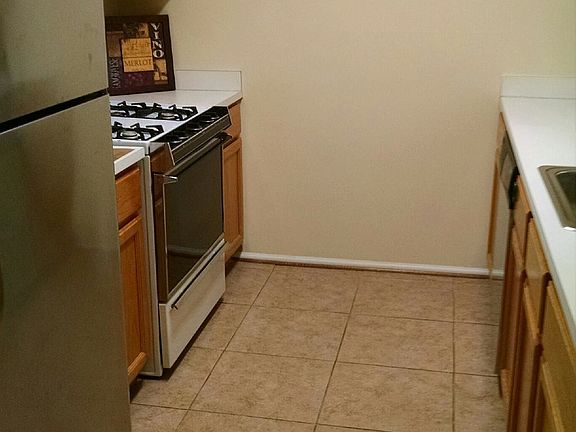 Kitchen has GAS Cooking