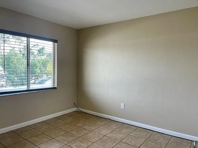 Louise Dr — Photo 12