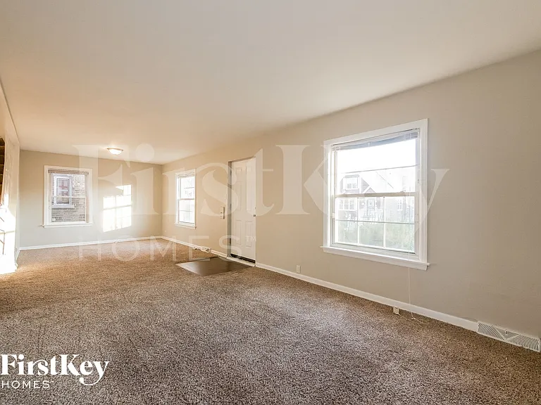 19 E 140th Ct — Photo 3