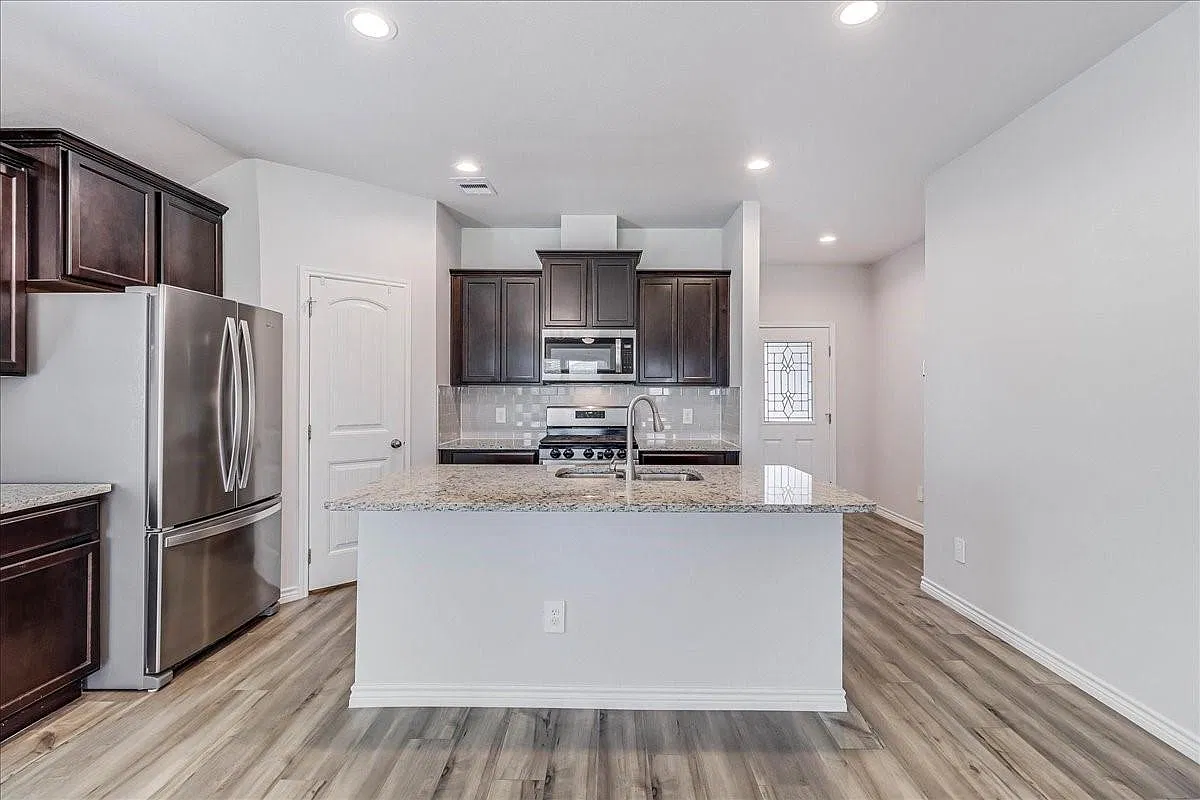 4 bed, 4.0 bath, 1630 sqft, $2,600 — Photo 3