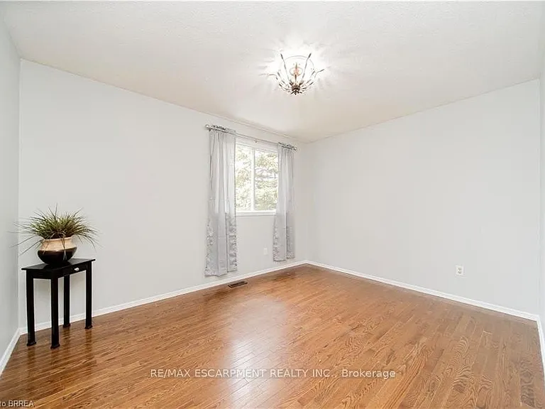 43 Kanata Cres #UPPER — Photo 10