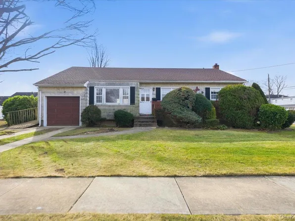 2 McLeod Street, Massapequa Park, NY 11762