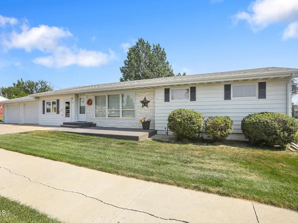 402 12th Ave W, Williston, ND 58801