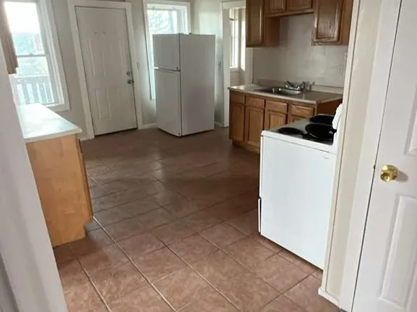 6 Temple St APT 3L, Holyoke, MA 01040