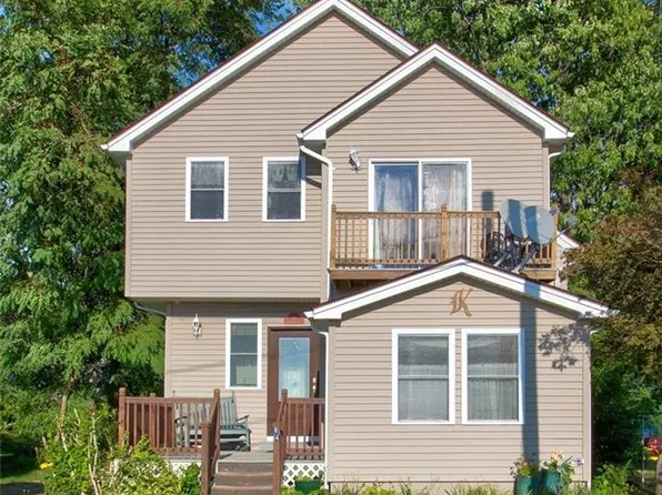 24 Crockett St, Warwick, RI 02889