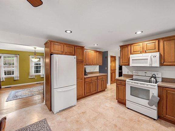 3rd image of 32 Sibley Rd