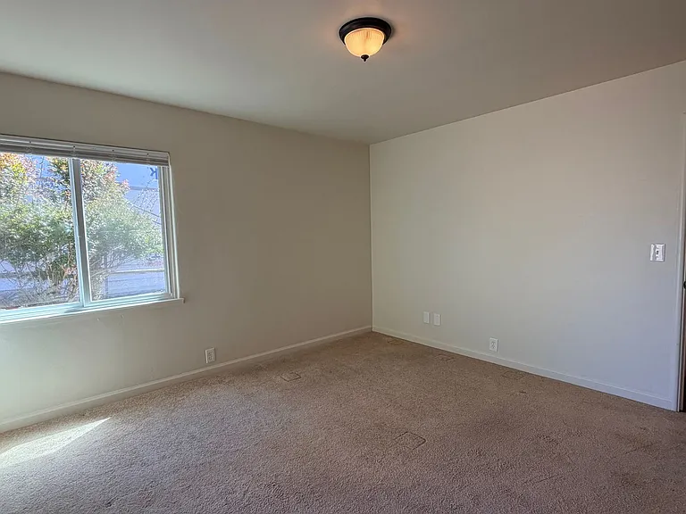 960 Forest Ave — Photo 42