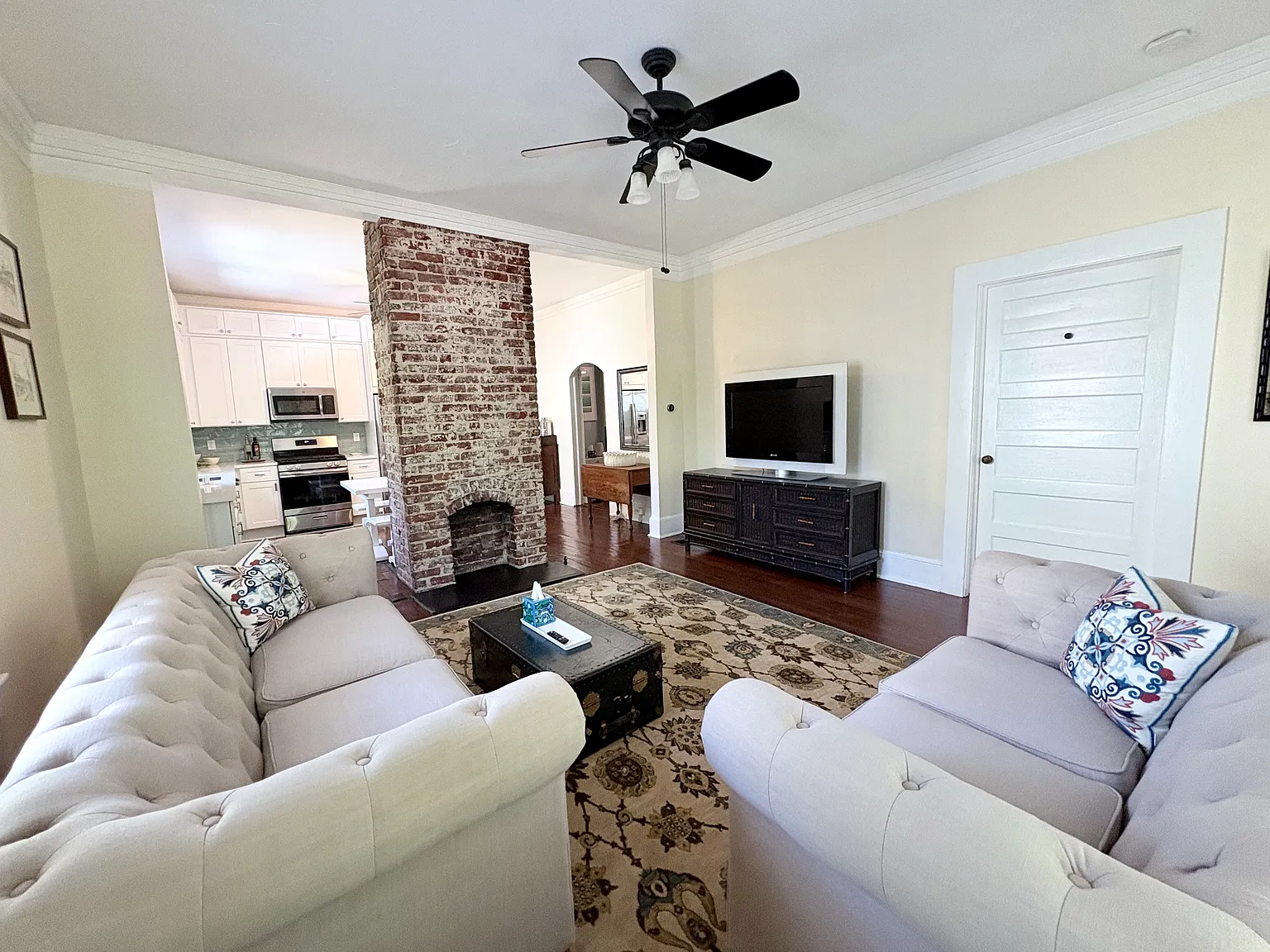 2 bed, 1070 sqft, $2,150 — Photo 2