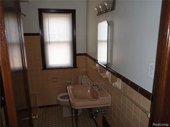 3rd image of 15439 McLain Ave